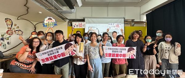 ▲勞動部雲嘉南分署永康就業中心15日在玉井區淺山故事館舉辦徵才活動，計有6家廠商釋出超過300個工作機會，吸引眾多民眾前來求職。（圖／記者林東良翻攝，下同）