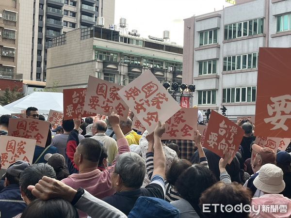 ▲▼民進黨舉辦「人民是頭家」政策宣講會–台中場，民眾響應連署擠滿攤位。（圖／記者杜冠霖攝）