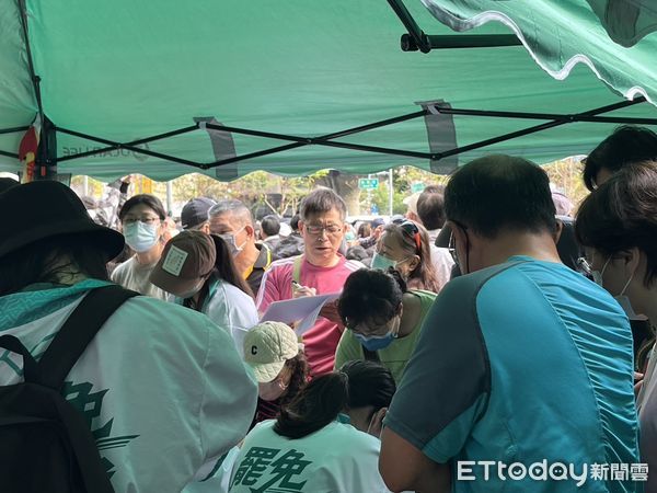 ▲▼民進黨舉辦「人民是頭家」政策宣講會–台中場，民眾響應連署擠滿攤位。（圖／記者杜冠霖攝）