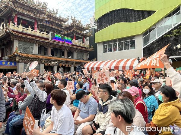 ▲▼民進黨舉辦「人民是頭家」政策宣講會&ndash;台中場，不少民眾冒雨參與。（圖／記者杜冠霖攝）