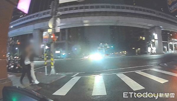 ▲楊男對準備闖紅燈過馬路的葉男及黃男按喇叭，卻被怒譙三字經。（圖／記者陸運陞翻攝）
