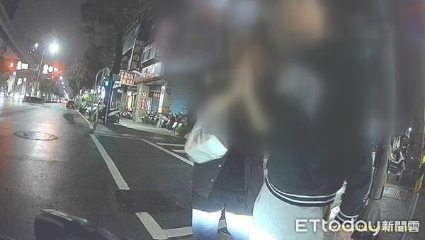▲楊男對準備闖紅燈過馬路的葉男及黃男按喇叭，卻被怒譙三字經。（圖／記者陸運陞翻攝）