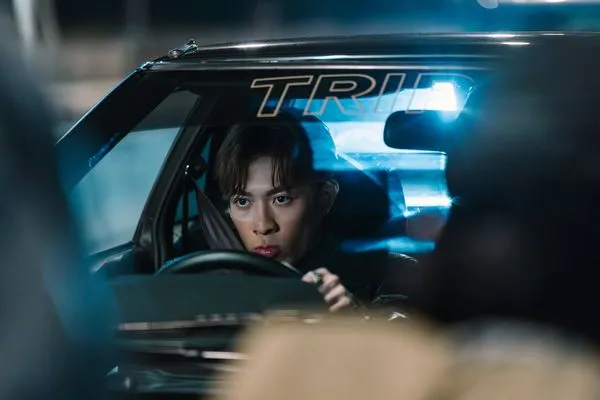 ▲▼Tyson Yoshi摔爛百萬跑車：快破產了！　與兄弟同時愛上她想當反派。（圖／想不到音樂工作室提供）