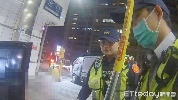 ▲桃園市桃園區陳姓男子昨晚發現懷孕妻子臨盆在即，擔心送醫遇車陣急向警方求助協助開道。（圖／記者沈繼昌翻攝）