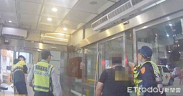 ▲桃園市桃園警分局青溪派出所員警協助開稻，一路護送陳姓夫妻至林口長庚醫院急診室。（圖／記者沈繼昌翻攝）
