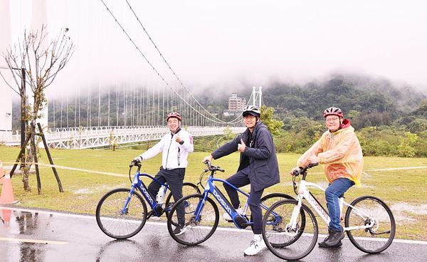 ▲桃園市觀旅局今天辦探索「北橫春季活動－萌運動Family go」，市府副秘書長金志聿等人冒雨騎單車參與。（圖／市府觀旅局提供）