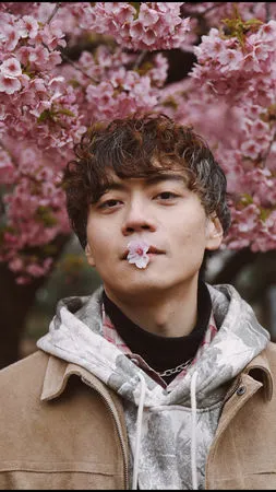 ▲女畫家拿到碩士學位，開心曬出與Ryu的合照。（圖／翻攝自女畫家IG）