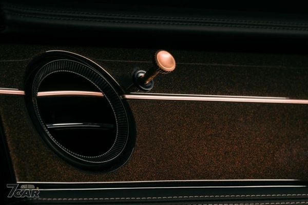 首度採用 3D 列印玫瑰金細節　Bentley「The Black Rose」Batur 正式登場