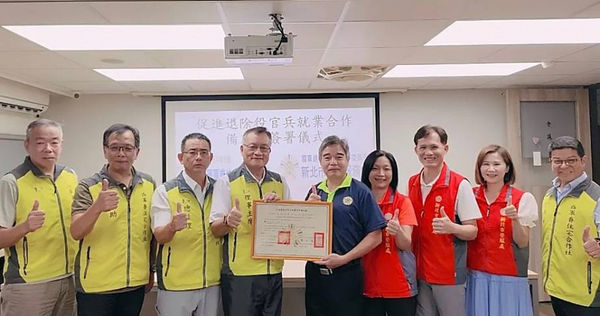 國軍軍眷住宅公用合作社理事主席鄭昇陽遭人爆料指出，其以合作社虧損為由，要求社員們減薪，孰料卻反手將自己的「駐社費」調漲2萬元。（圖／翻攝自新北市榮服處官網）