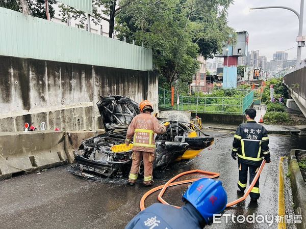 ▲▼新北五股區今(16)日清晨發生計程車火燒車。（圖／記者陸運陞翻攝）