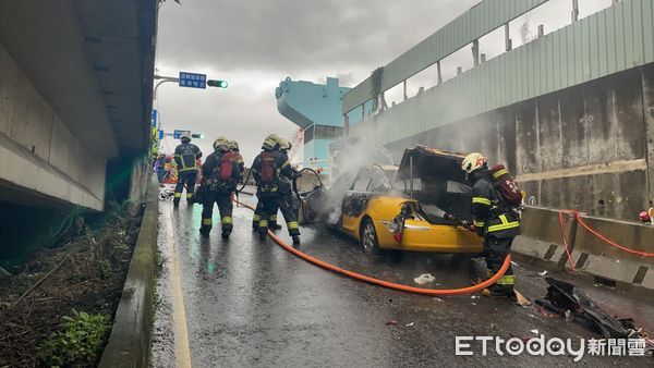 ▲▼新北五股區今(16)日清晨發生計程車火燒車。（圖／記者陸運陞翻攝）