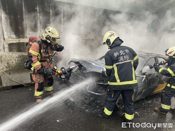 ▲▼新北五股區今(16)日清晨發生計程車火燒車。（圖／記者陸運陞翻攝）