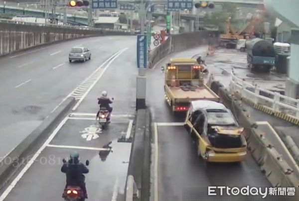 ▲▼新北五股區今(16)日清晨發生計程車火燒車。（圖／記者陸運陞翻攝）