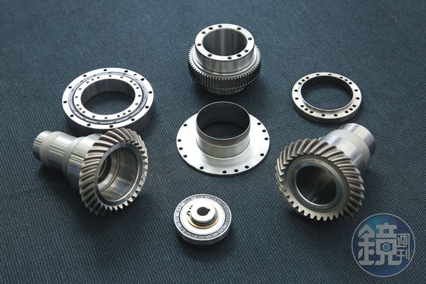 機器人關鍵零組件諧波減速機，透過波產生器讓柔輪承受變形壓力，進而完成夾取、放置、旋轉等複雜動作。