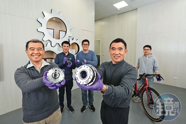 鈞興的齒輪已打入全球4大機器人業者中的安川與庫卡供應鏈。鈞興的齒輪已打入全球4大機器人業者中的安川與庫卡供應鏈。
<p>「號稱減速機界天花板的諧波減速機，是鈞興產品開發的重點，但這種講求高精度的技術，學習曲線要拉很長，十年下來已進入量產階段。」張朝文透露，早在新冠疫情發生的2020年，中國一家機器人公司就曾找上鈞興開發「艾灸機器人」，第一筆訂單就有約新台幣1、2千萬元進帳，「無奈疫情一結束，訂單就消失，首單即終單。」他苦笑著說。</p>
<p>針對產業前景，張朝文語帶中肯地提醒，相對於傳統工業機器人，人形機器人已替諧波減速機照亮新曙光，只是中國業者來勢凶猛，台廠仍得小心因應，「根據我們業務端回報，目前人形機器人仍處於AI訓練開發期，大量生產最快也是2026年，屆時，才是諧波減速機等零組件的爆發期。」</p>
<p><br />
更多鏡週刊報導<br />
<a href=