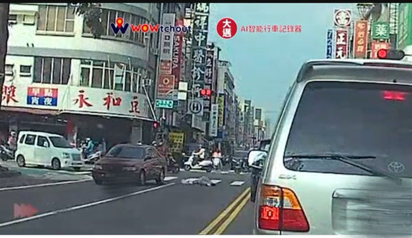 ▲▼前鎮行人地獄             。（圖／翻攝自YouTube「WoWtchout-地圖型行車影像分享平台」）