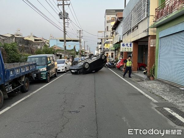 ▲▼屏東潮州鎮力行巷休旅車自撞翻覆            。（圖／記者陳崑福翻攝）
