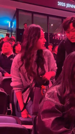 ▲▼▲▼Jennie演唱會「台下全巨星」金智媛、NJZ、Rose`到場觀眾暴動。（圖／翻攝自ODD ATELIER娛樂、X）
