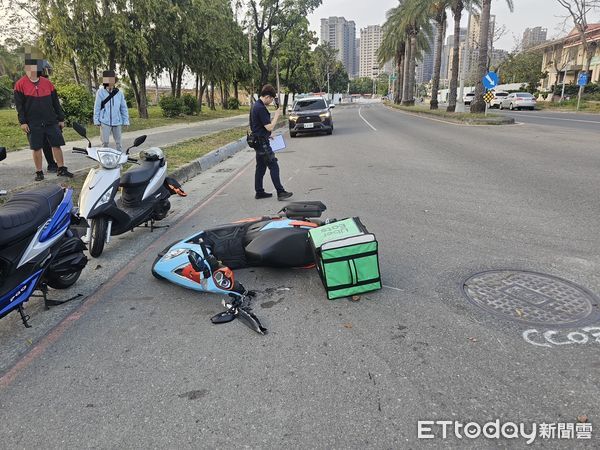 ▲▼魏姓婦人騎乘重型機車沿同盟三路北往南行駛，因機車上裝載的回收物品散落一地，導致後方陳姓外送員行經該時，煞車不及自摔倒地。（圖／記者吳世龍翻攝）