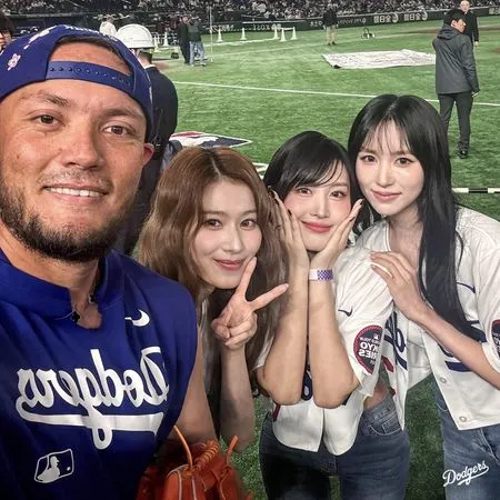 ▲▼道奇羅哈斯與開球嘉賓Mina、Sana、Momo合照。（圖／翻攝自X／帳號名稱@Dodgers）