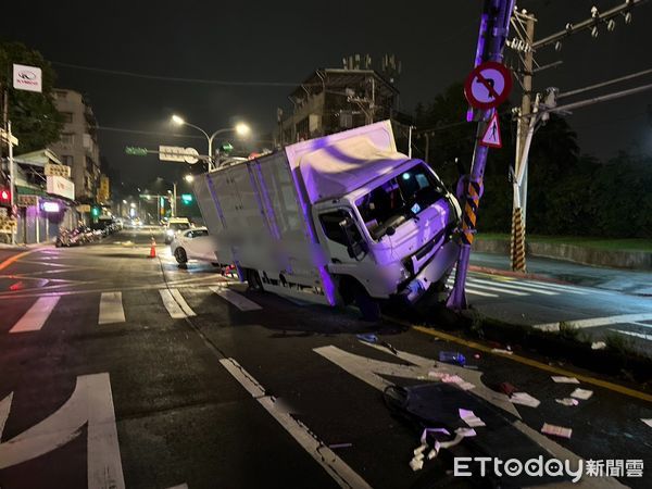 ▲北市文山區一大貨車自撞興隆路中央分隔島，駕駛輕傷送醫。（圖／記者張君豪翻攝）