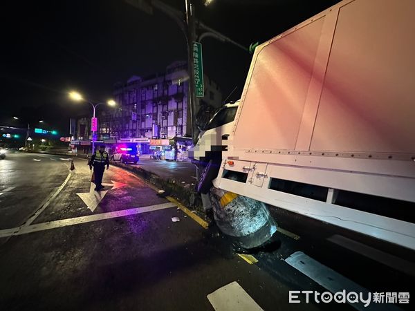 ▲北市文山區一大貨車自撞興隆路中央分隔島，駕駛輕傷送醫。（圖／記者張君豪翻攝）