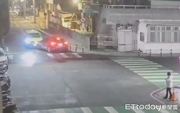 ▲秋男駕駛計程車跨越雙黃線與右轉的小客車發生踫撞。（圖／八德警分局提供）