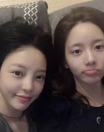 ▲▼「YG練習生」韓瑞希突曬具荷拉生前合照　：我再活一下就過去⋯。（圖／翻攝自韓瑞希IG）