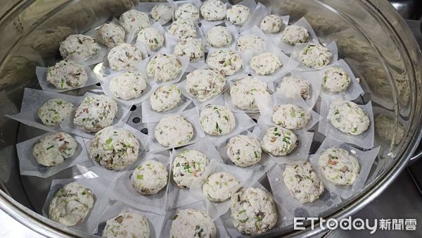 ▲▼「官澳遊程體驗」登場，大家一起製作金門傳統美食「菜頭圓」。（圖／記者林名揚翻攝）