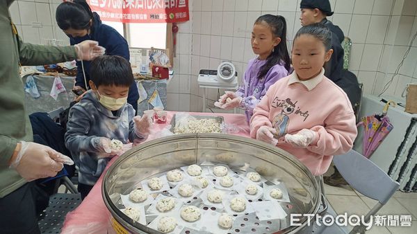 ▲▼「官澳遊程體驗」登場，大家一起製作金門傳統美食「菜頭圓」。（圖／記者林名揚翻攝）