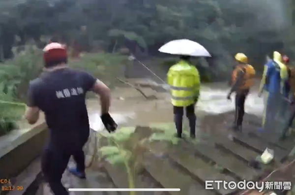 ▲消防救護人員架設繩索設施救援。（圖／桃園市政府消防局提供）