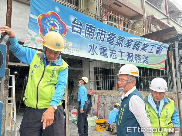 ▲台南市勞工局「做工行善團」，16日志工們兵分五路前往南區、柳營區、楠西區2處及玉井區進行房屋修繕工作，持續為弱勢族群創造更多福祉。（圖／記者林東良翻攝，下同）