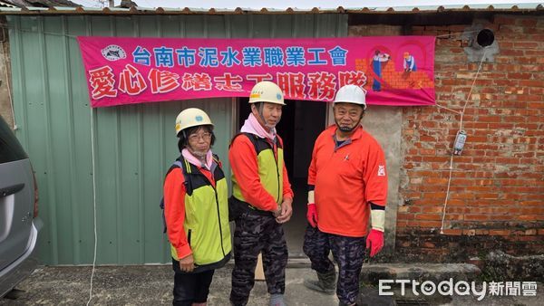 ▲台南市勞工局「做工行善團」，16日志工們兵分五路前往南區、柳營區、楠西區2處及玉井區進行房屋修繕工作，持續為弱勢族群創造更多福祉。（圖／記者林東良翻攝，下同）