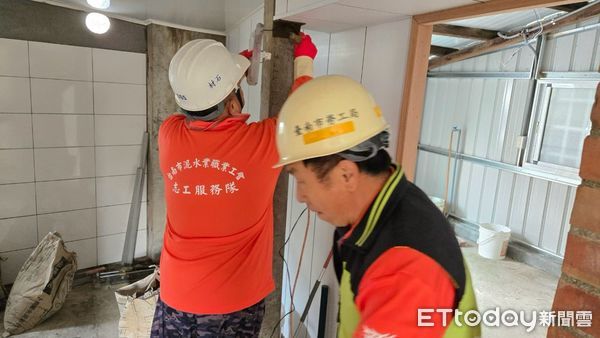 ▲台南市勞工局「做工行善團」，16日志工們兵分五路前往南區、柳營區、楠西區2處及玉井區進行房屋修繕工作，持續為弱勢族群創造更多福祉。（圖／記者林東良翻攝，下同）