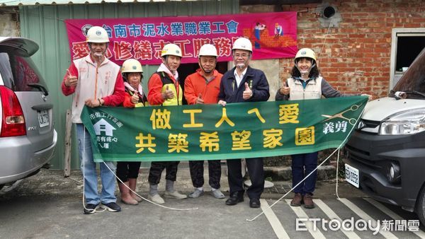 ▲台南市勞工局「做工行善團」，16日志工們兵分五路前往南區、柳營區、楠西區2處及玉井區進行房屋修繕工作，持續為弱勢族群創造更多福祉。（圖／記者林東良翻攝，下同）