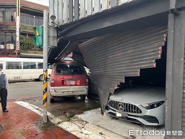 ▲自小客貨車不明原因衝上人行道再撞破車行鐵門竹。（圖／中壢警分局提供）