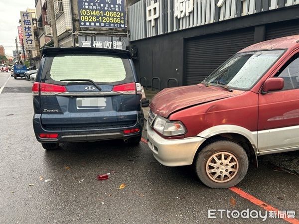 ▲▼險些撞到店家停放的百萬進口車，再撞路旁停放自小客貨車才停止。（圖／中壢警分局提供）