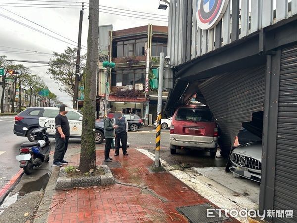 ▲▼險些撞到店家停放的百萬進口車，再撞路旁停放自小客貨車才停止。（圖／中壢警分局提供）