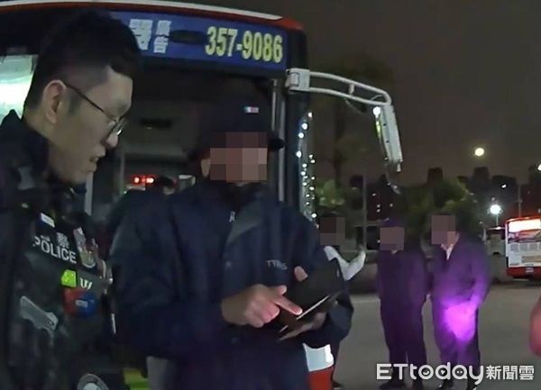 ▲雲林縣劉姓民眾搭公車不慎將行李和錢包落在車上急忙向警方求助。（圖／桃園警分局提供）