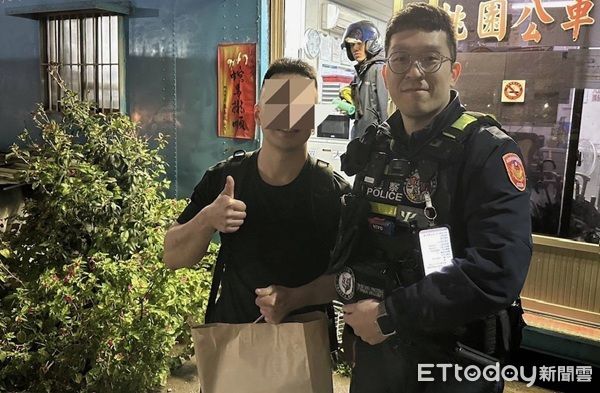 ▲▼員警陪同找到公車並尋獲物，十分感謝警方的幫忙。（圖／桃園警分局提供）