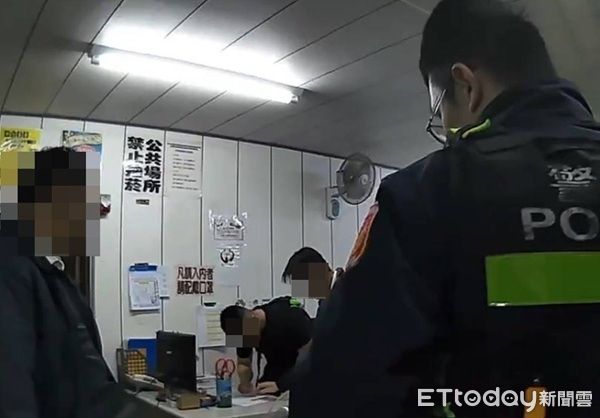 ▲▼員警陪同找到公車並尋獲物，十分感謝警方的幫忙。（圖／桃園警分局提供）
