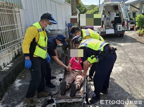 ▲老婦身體不適拒就診，警方協助送醫。（圖／記者楊漢聲翻攝）