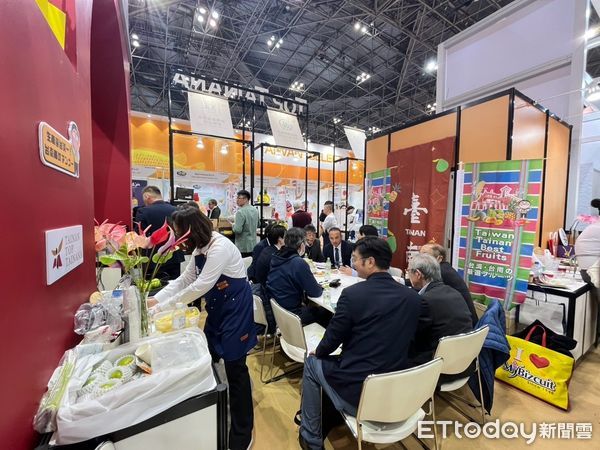 ▲台南市長黃偉哲率領台南優質農產品業者參加2025年日本東京食品展，在展會期間，台南館吸引眾多國際買家洽談合作，4天訂單上看4.2億參展成績亮眼。（圖／記者林東良翻攝，下同）