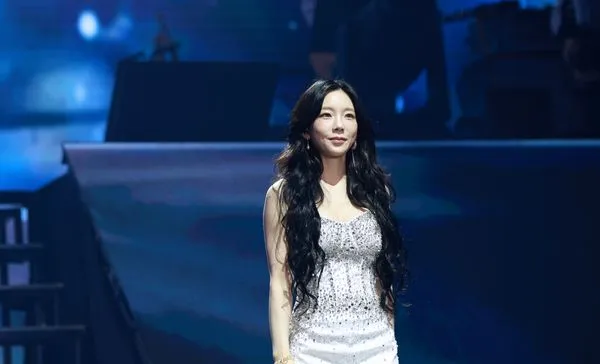 ▲▼▲▼直擊／大巨蛋「2、5樓排字應援」太壯觀！泰妍驚呆了　空運紙花來台寵粉。（圖／讀者提供）