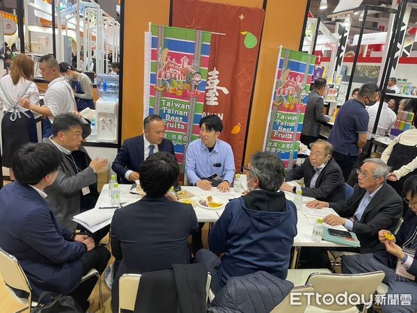 ▲日本廠商在東京食品展台南展場踴躍洽詢下單。（圖／記者林東良翻攝，下同）