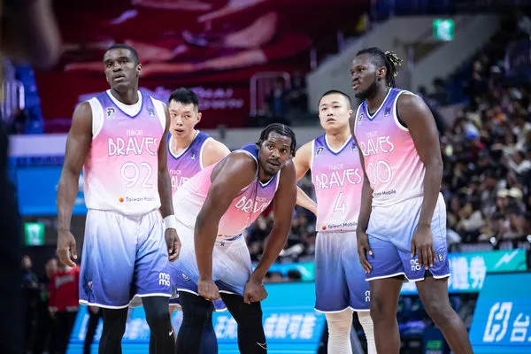 ▲富邦勇士威希，鋼鐵人艾賽亞、陶德。（圖／PLG職籃提供）