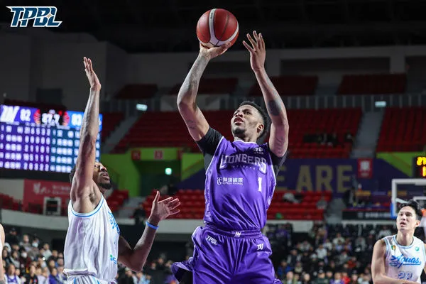 ▲攻城獅努利、李啟瑋，海神胡瓏貿。（圖／TPBL職籃提供）
