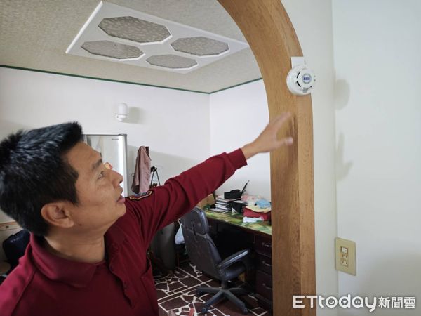 ▲台南市佳里區一處透天厝發生火警且有延燒之虞，民眾出門未將火源關閉，所幸有安裝火災警報器，鄰居聽聞警報聲響協助報案，警消迅速關閉火源協助排煙，無人受傷。（圖／記者林東良翻攝，下同）