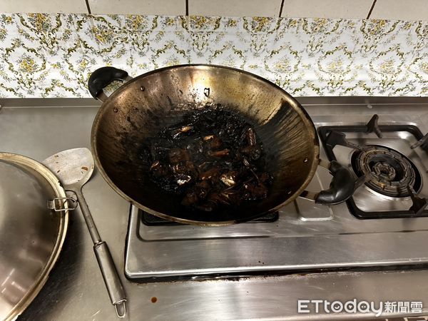 ▲台南市佳里區一處透天厝發生火警且有延燒之虞，民眾出門未將火源關閉，所幸有安裝火災警報器，鄰居聽聞警報聲響協助報案，警消迅速關閉火源協助排煙，無人受傷。（圖／記者林東良翻攝，下同）