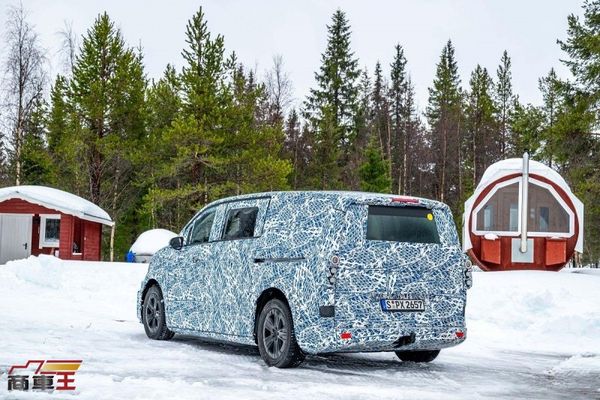 搭載 4MATIC 全時四輪驅動系統與後輪轉向技術　Mercedes-Benz 新世代 MPV 進行最終測試